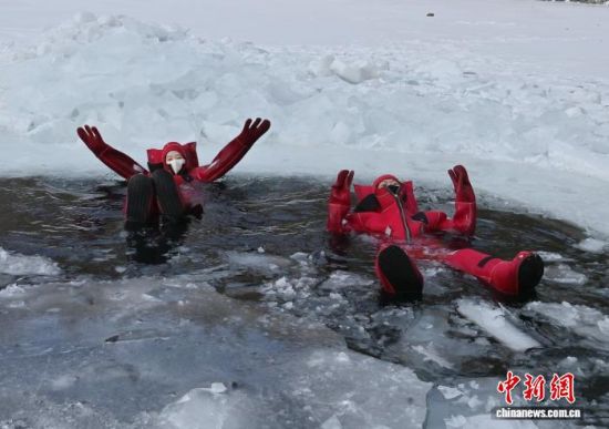 2��5��������ʡ�L���У�һ헪��صı����Ŀ���������ο�ǰ���w����ڇ�������У����c��������Ŀ�ļtɫ�����b�䣬��ȻƯ���ڱ���֮�ϣ����܄e�µı�ѩ��Ȥ�������� �z